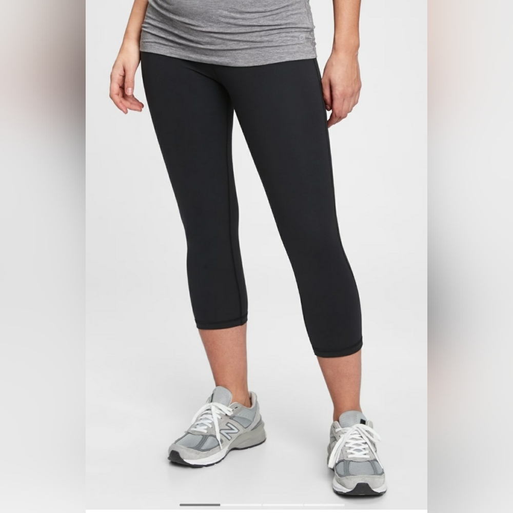 Gap Maternity GapFit Blackout Under-belly Capri Leggings, Size M